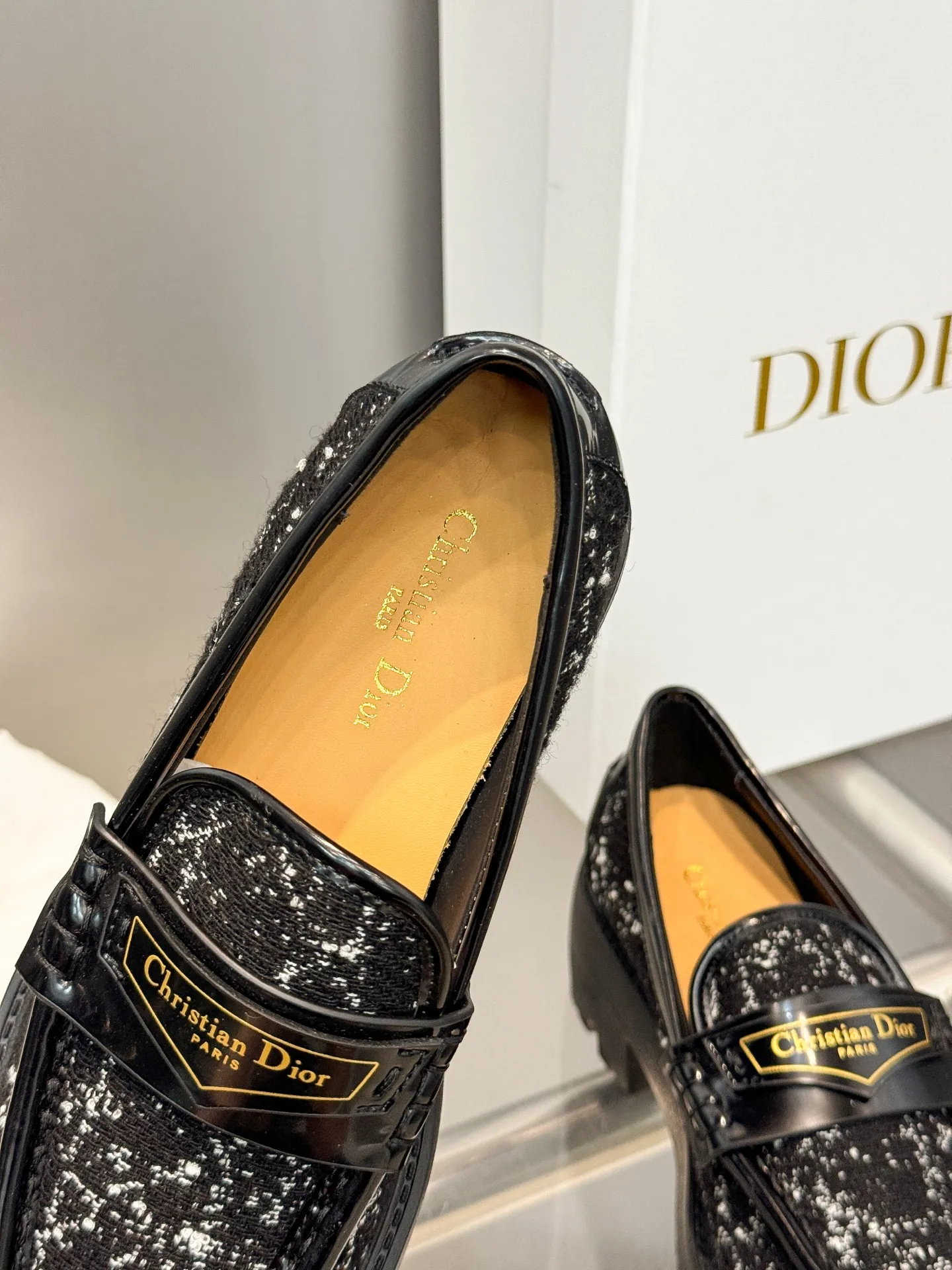 👟👟Ex-factory price 600👟👟 Dior 2024 new autumn and winter D-Boy letter logo color-blocked thick-soled women's shoes. Star's same style slip-on belt buckle round-toe retro low-heeled loafers. Material: imported open-edge beaded cowhide stitching eco-friendly rattan plaid tweed + water-dyed sheepskin lining + original molded IP outsole. Bottom thickness: 3.5CM Size: 35-42 (41.42 customized, non-refundable and non-exchangeable)